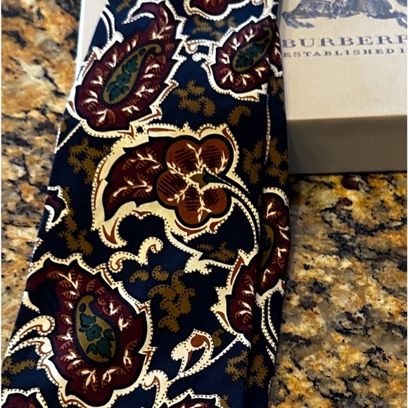 Burberry’s ❤️of London Paisley 100% Silk Tie. Hand Sewn in USA~Pre❤️Loved - Picture 2 of 9
